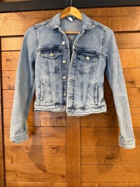 H&M Light Wash Denim Jacket - Classic Button Front - size 4